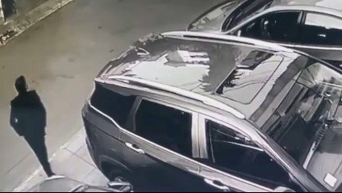 Vestidos formales solo para robar: Detienen a delincuentes que se especializaban en abrir autos estacionados