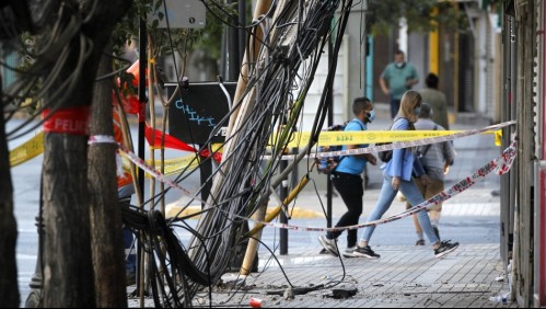 Camión arrasa con tendido eléctrico en Providencia: Se registra corte de luz y desvíos en el tránsito