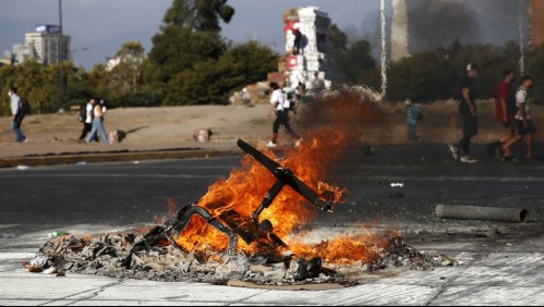 Manifestaciones en Plaza Italia generan cortes de tránsito y cierre de accesos a estación de Metro