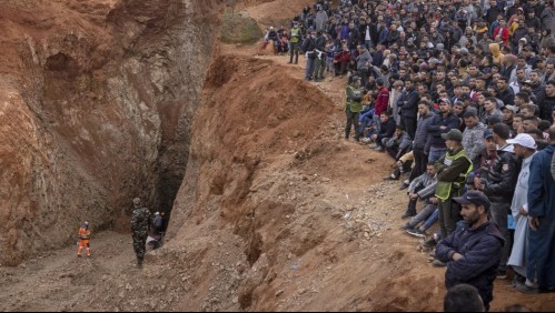 Continúa la carrera contrarreloj para rescatar a niño de cinco años que cayó a un pozo en Marruecos
