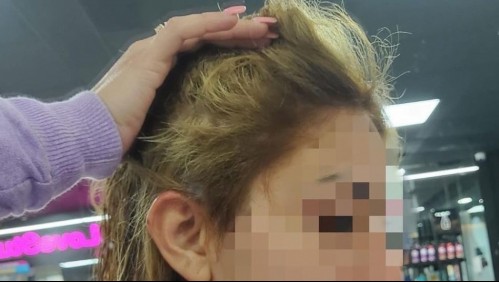 Mujer acude a una peluquería para cambiar de look y pierde su cabello: Le regalaron una peluca como 'consuelo'