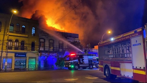 Gran incendio destruye 13 locales comerciales en la avenida Pedro Montt de Valparaíso: Hay riesgo de derrumbe