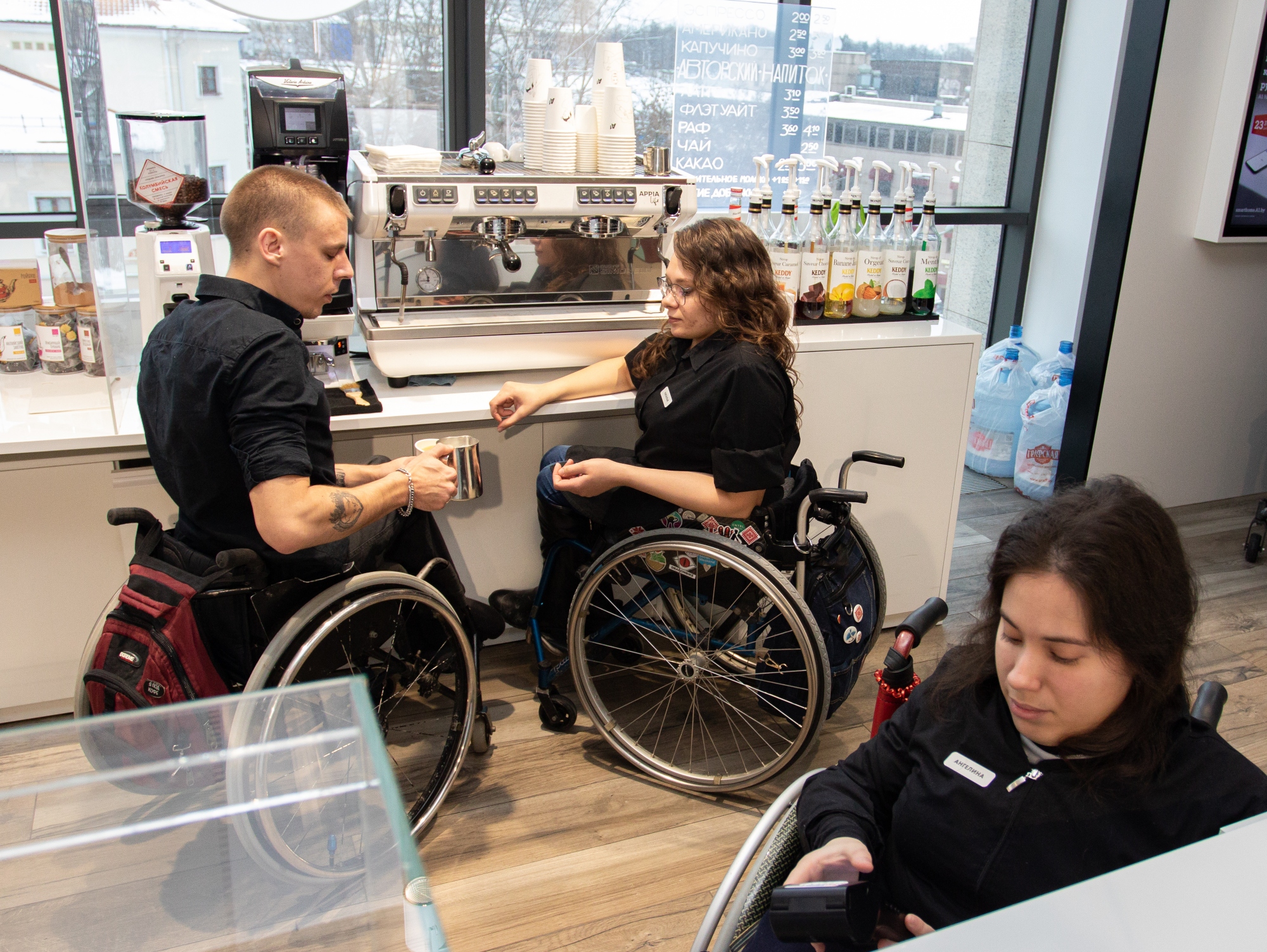 Personas en silla de ruedas trabajando en una cocina