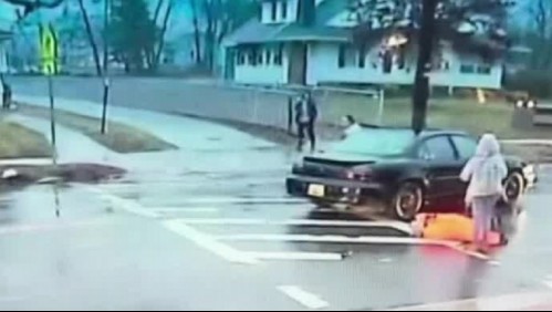 Impactante video muestra cómo una policía salva a una niña de ser atropellada