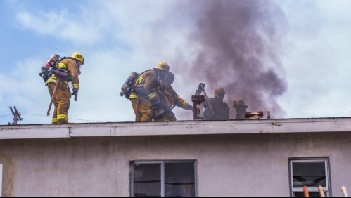Tragedia familiar: tres hermanos de entre 1 y 4 años mueren en violento incendio que afectó a su casa