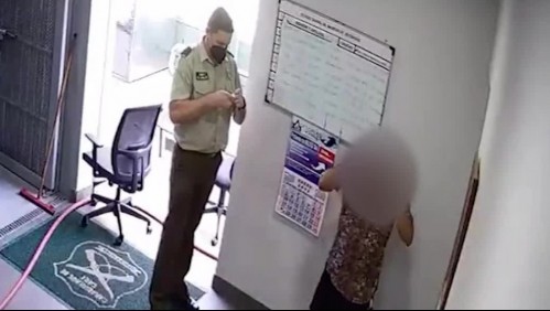 Video muestra a carabinero robando una gargantilla a un detenido en una comisaría: fue dado de baja de la institución