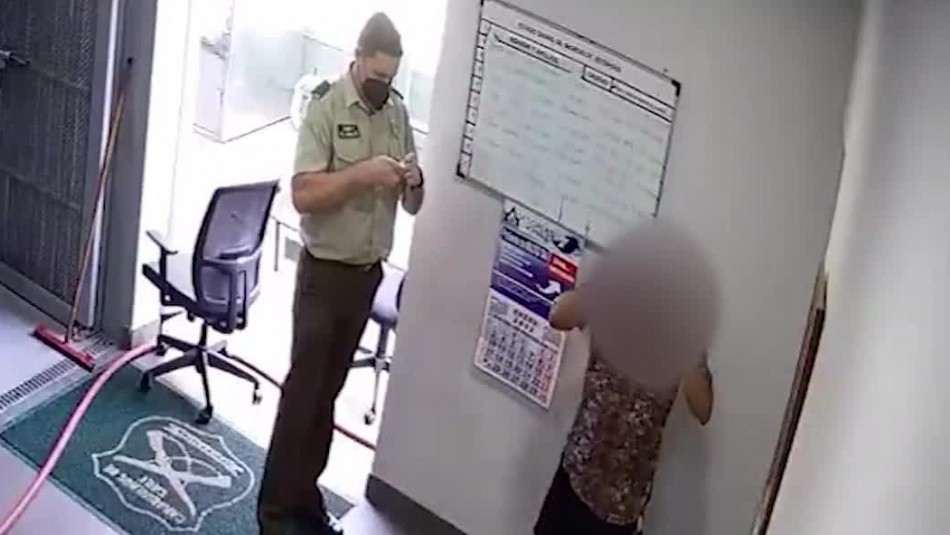 Video muestra a carabinero robando una gargantilla a un detenido en una comisaría: fue dado de baja de la institución