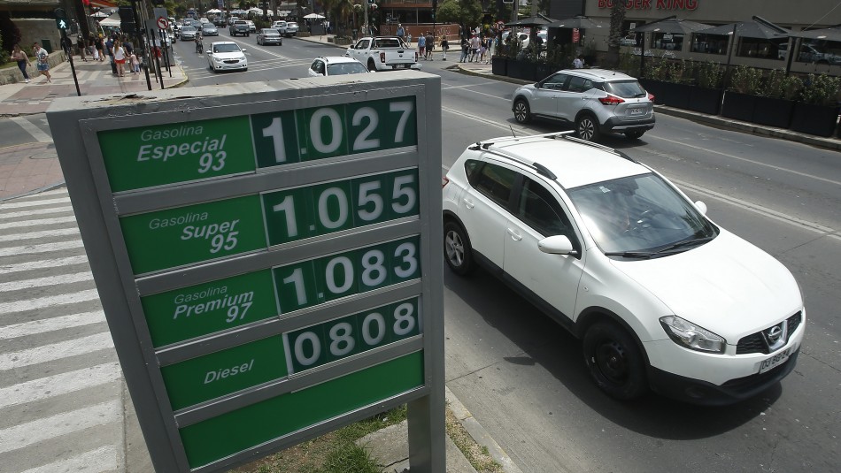 Expertos aseguran que precio de la bencina no bajará de los mil pesos durante gran parte de este año
