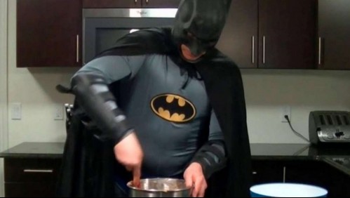 Lo conoció a través de Tinder, tuvieron una cita y él la recibió disfrazado de Batman: Nunca se sacó la máscara