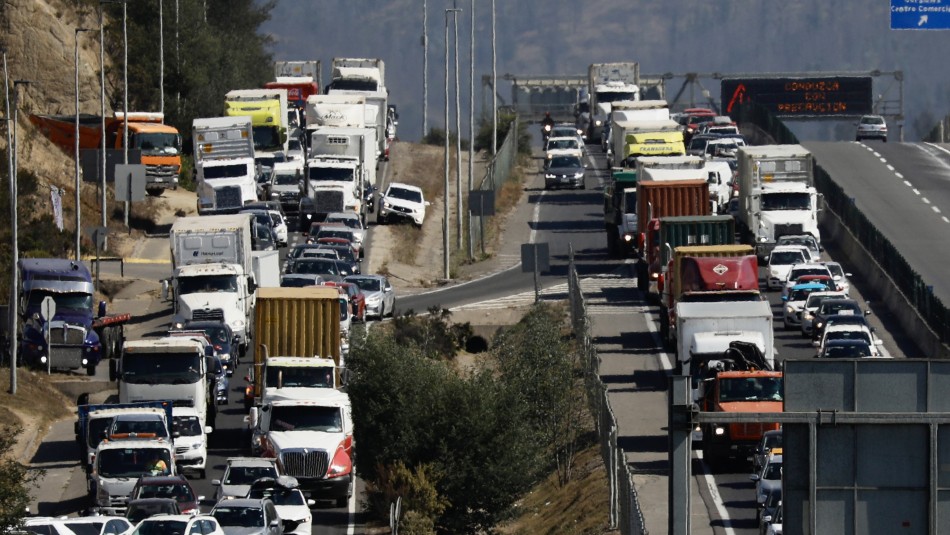 Camioneros obstaculizan la Ruta 68 en la entrada de Valparaíso: Carabineros llama a preferir vías alternativas
