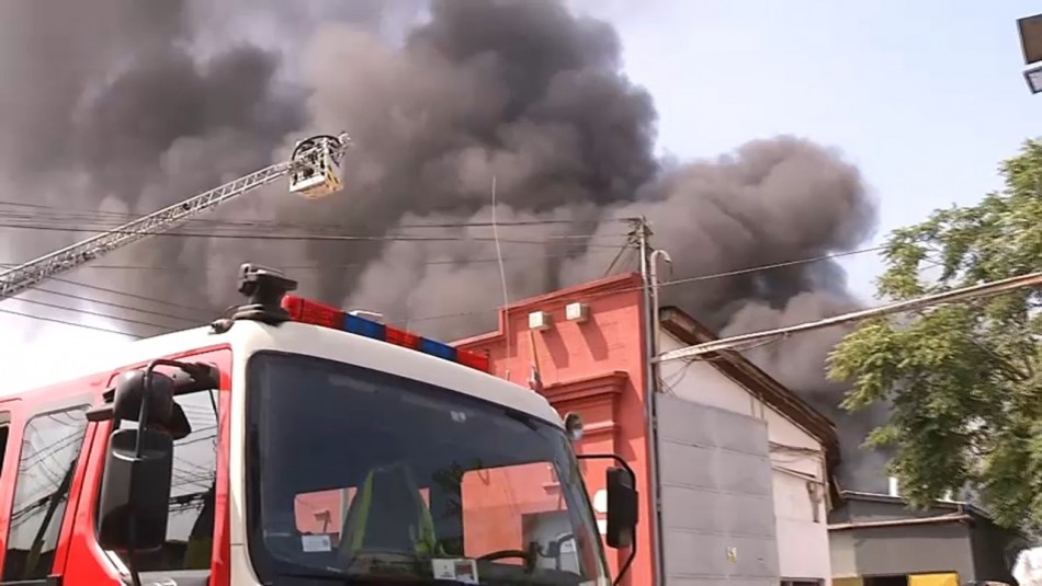 Incendio en fábrica de plásticos en San Miguel genera gran columna de humo