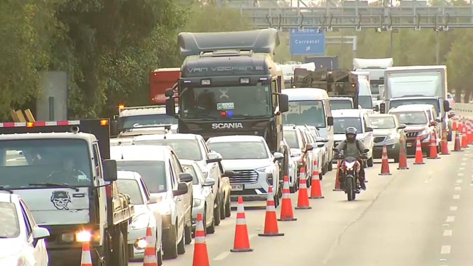 taco-costanera-norte Enorme congestión vehicular tras volcamiento de camión en Costanera Norte