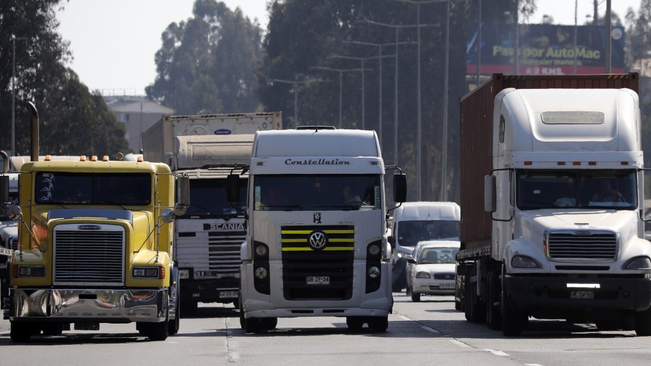 Camioneros anuncian que depondrán las movilizaciones tras llegar a acuerdo con el Gobierno