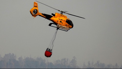 Denuncian que helicóptero que ayudaba a controlar incendio forestal en Arauco fue baleado