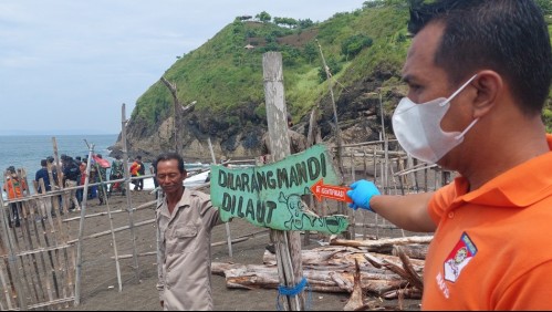 Al menos 10 personas mueren arrastradas por el mar durante rito de meditación en Indonesia