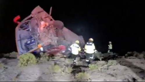 Grave accidente entre bus y auto particular deja un muerto y tres heridos de gravedad