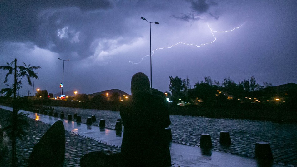 Meteorología emite aviso por probables tormentas eléctricas para cinco regiones del país