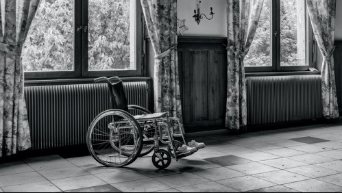 Mujer es trasladada de urgencia pero hospital no tenían silla de ruedas: improvisaron con una de plástico