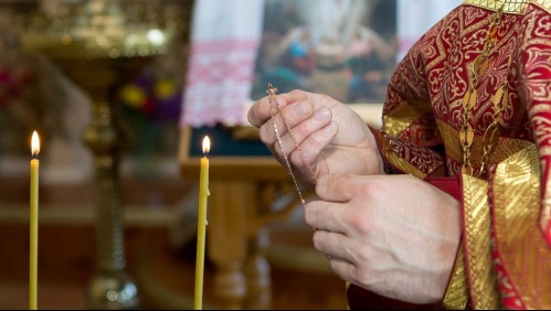 Sacerdote tuvo que renunciar tras realizar bautizos inválidos durante 20 años: No decía las palabras correctas