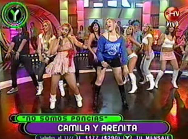 Arenita y Camila Aravena cantando 