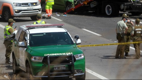Choque entre dos autos y un camión deja dos fallecidos en la Ruta 5 Sur