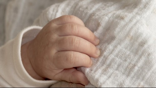 La encontró con un pañal y un biberón: Mujer salva a bebé que era abandonada por su madre en un pastizal