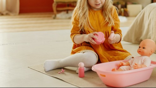 Niña desaparecida desde 2019 es hallada bajo las escaleras de una casa: Había sido secuestrada por sus padres