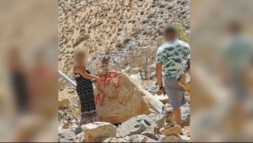 Anuncian acciones legales contra pareja que fue sorprendida rayando roca en zona de petroglifos en Valle del Elqui