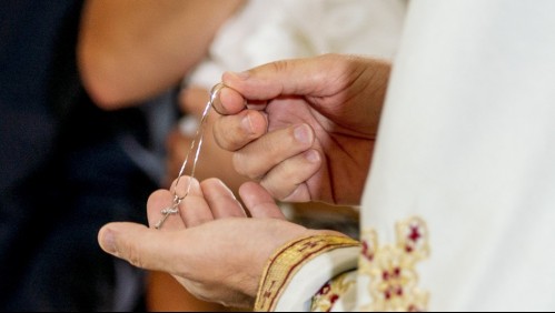 Invalidan bautizos realizados por un sacerdote que por más de 20 años usó un pronombre equivocado