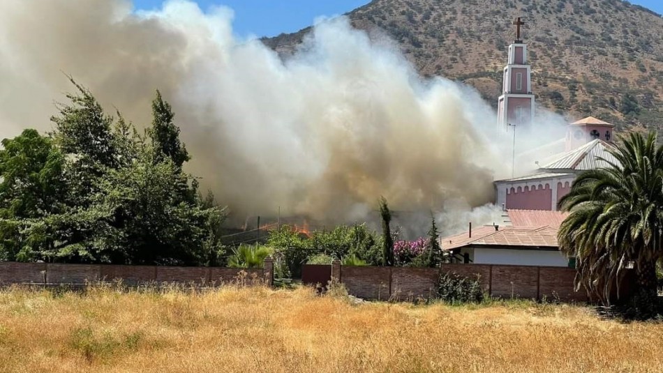 Videos registran incendio de iglesia Santa Rosa de Pelequén