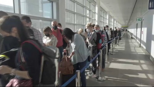 Hasta 3 horas de espera para ingresar a Chile desde el aeropuerto: Fedetur pide eliminar examen PCR de llegada