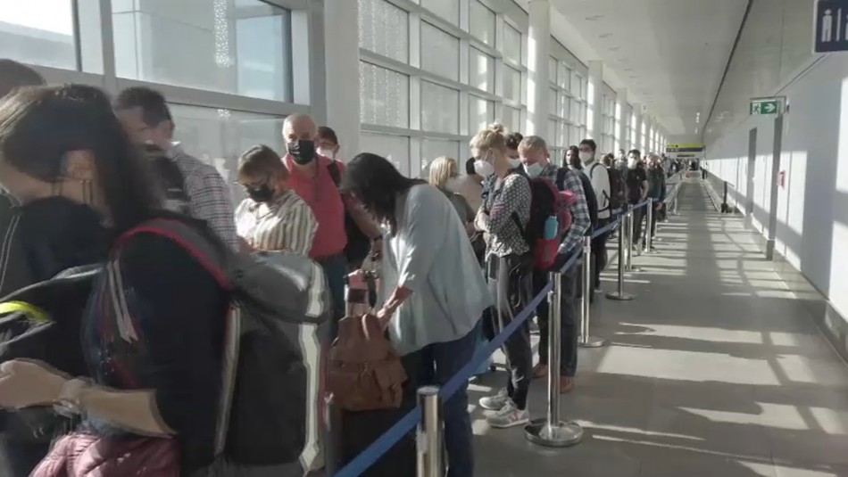 Hasta 3 horas de espera para ingresar a Chile desde el aeropuerto: Fedetur pide eliminar examen PCR de llegada