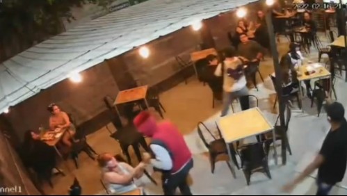 Clientes de restaurante sufren violento y 'express' asalto armado mientras comían en una terraza