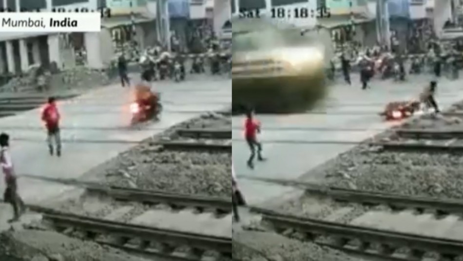 Video muestra impactante momento en que un motociclista se salva de ser arrollado por un tren