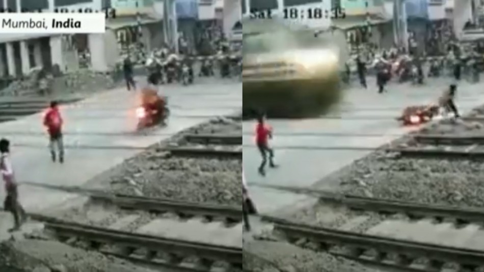 motociclista-se-salva-de-ser-arollado-por-un-tren-en-la-india Video muestra impactante momento en que un motociclista se salva de ser arrollado por un tren