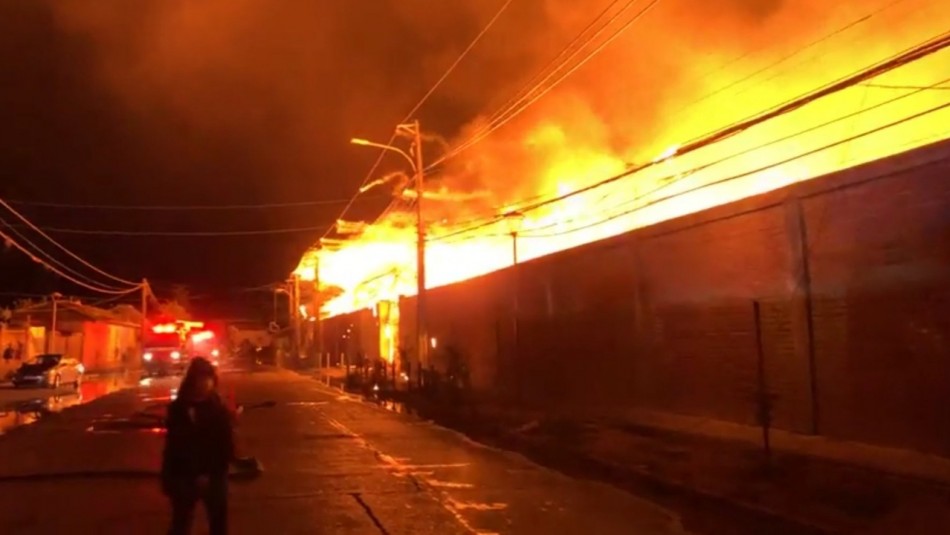 Incendio destruye una veintena de casas en San Fernando: Más de 200 personas fueron evacuadas
