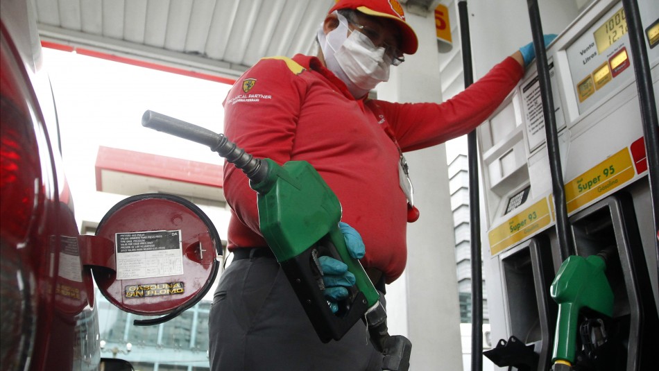 Alza en el precio de las bencinas: ¿Qué tan factible es eliminar el impuesto específico a los combustibles?