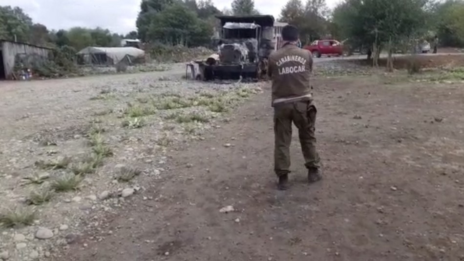 Ataque incendiario en Villarrica causa la pérdida de camiones y retroexcavadora Ataque incendiario en Villarrica causa la pérdida de camiones y retroexcavadora