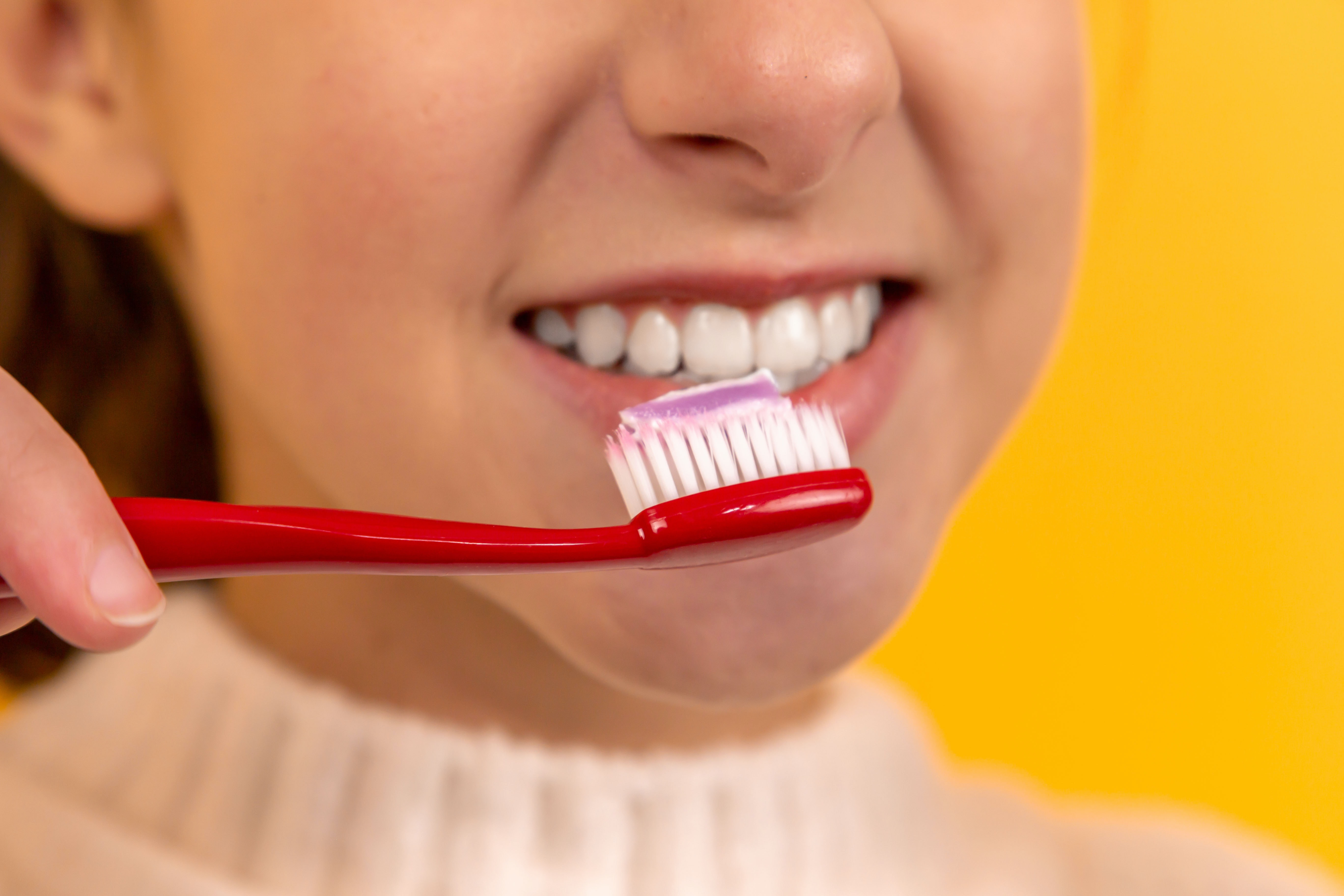 Mujer con cepillos de dientes