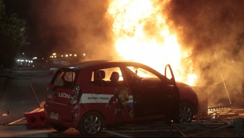 Sujetos queman auto de conductor de aplicación tras negarse a pagar al final del recorrido