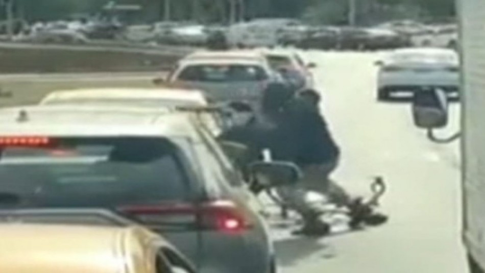 Video registra violenta pelea entre un taxista armado con cuchillo y un ciclista en Plaza Italia
