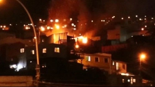 Violento incendio se registra en el cerro Merced de Valparaíso