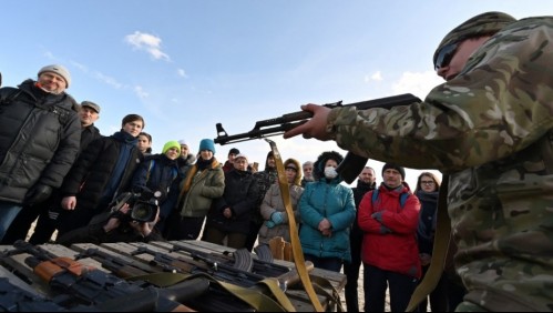 'Nunca había tomado un arma en mis manos': Civiles inexpertos en la 'primera línea' de la defensa de Kiev