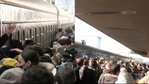 Imágenes muestran colapso y hasta disparos en estaciones de trenes por ciudadanos intentando salir de Ucrania