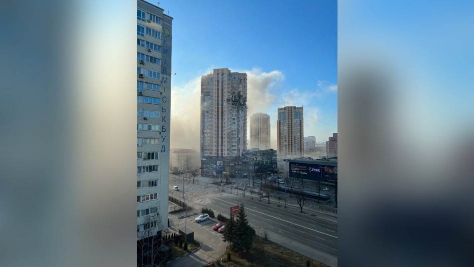 Misil ruso impacta en edificio residencial en Kiev