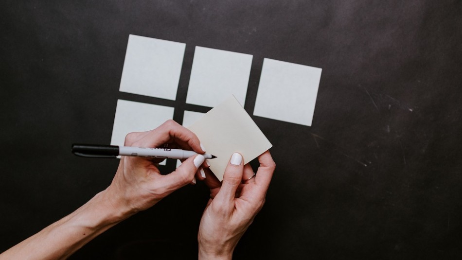 Mujer daña el auto de su esposo con post-its: Mujer daña el auto de su esposo con post-its: