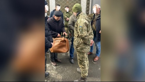 Difunden imagen de hombre de 80 años que habría intentado enlistarse en ejército ucraniano para luchar 'por sus nietos'