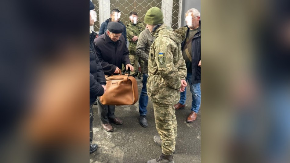 Difunden imagen de hombre de 80 años que habría intentado enlistarse en ejército ucraniano para luchar 