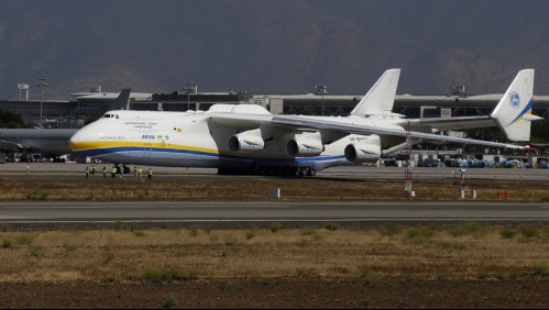 Estuvo en Chile: El avión más grande del mundo es destruido por un ataque ruso a un aeropuerto cerca de Kiev