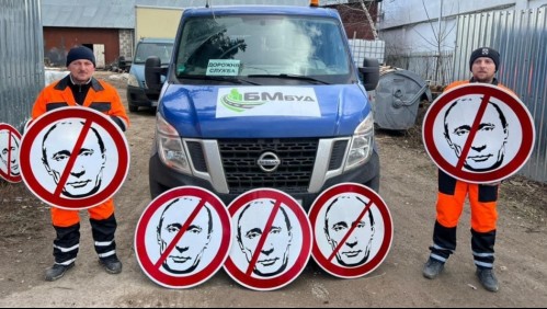 Ucranianos cambian señalética en sus carreteras contra los rusos: 'Ayudémoslos a ir directamente al infierno'